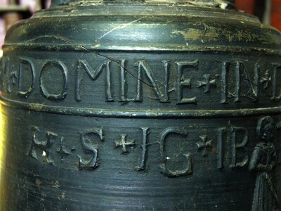 Fot. 6. Fragment łacińskiej sentencji na szyi dzwonu (fot. Emil Piłaszewicz).