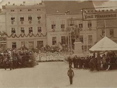 Fot.3. Pocztówka prywatna przedstawiająca uroczyste odsłonięcie pomnika Wilhelma I. Z kolekcji Emila Piłaszewicza.