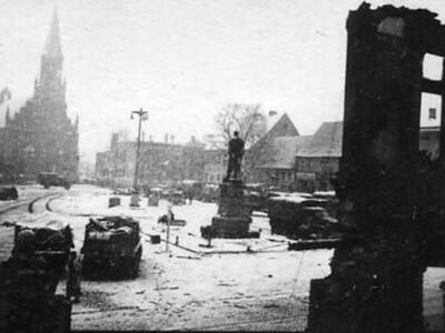 Fot.12. Słabej jakości zdjęcie z archiwów radzieckich, przedstawiające widok rynku po zajęciu miasta przez Armię czerwoną (luty/marzec 1945).