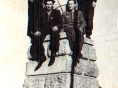 Fot.13. Mieszkańcy miasta na powojennym "pomniku pokoju" (lata 50 -te). Zdjęcie udostępnione w grupie "Bobolice dawniej".