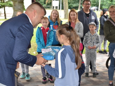 nagrody wręcza dyrektor SOSiR