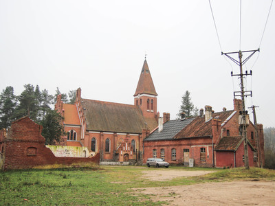Orzechowo - kościół i plebania	Autor zdjęcia: Agnieszka Żyznowska