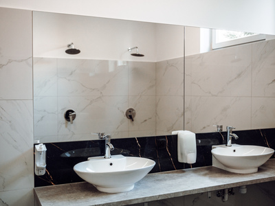 Zlew z lustrem w szatni