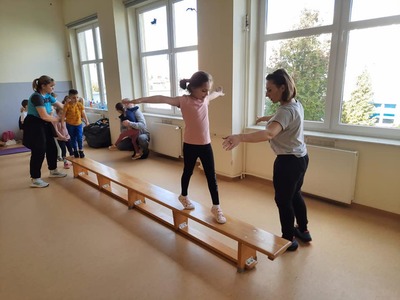Instruktorki w czasie zajęć z dziećmi