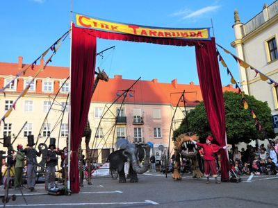 TARABUMBA - spektakl plenerowy w wykonaniu TEATRU KLINIKA LALEK, na Placu Ratuszowym w Sulechowie