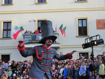 TARABUMBA - spektakl plenerowy w wykonaniu TEATRU KLINIKA LALEK, na Placu Ratuszowym w Sulechowie