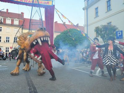 TARABUMBA - spektakl plenerowy w wykonaniu TEATRU KLINIKA LALEK, na Placu Ratuszowym w Sulechowie