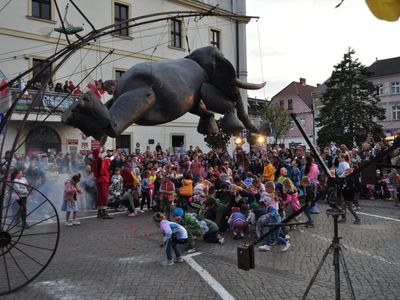 TARABUMBA - spektakl plenerowy w wykonaniu TEATRU KLINIKA LALEK, na Placu Ratuszowym w Sulechowie