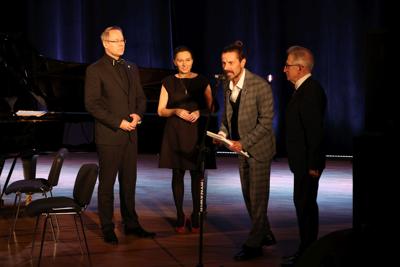 Przekazanie egzemplarzy partytury utworu Fantasmagorie Daniela Grupy Burmistrzowi Sulechowa i dyrektor SDK w Sulechowie