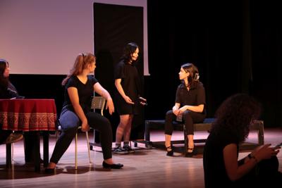 Fragment występu teatralnego w ramach LKA Finał Wojewódzki TEATR 2024 - scena dyskusji pomiędzy postaciami.