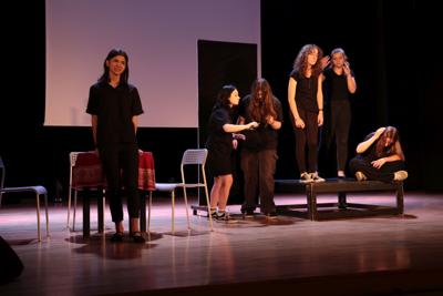 Fragment występu teatralnego w ramach LKA Finał Wojewódzki TEATR 2024 - scena monologu jednej postaci, w tle 5 aktorek.