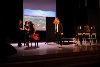 Fragment występu teatralnego w ramach LKA Finał Wojewódzki TEATR 2024 - scena pojawienia się konia.