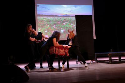 Fragment występu teatralnego w ramach LKA Finał Wojewódzki TEATR 2024 - scena walki konia z jedną z postaci.