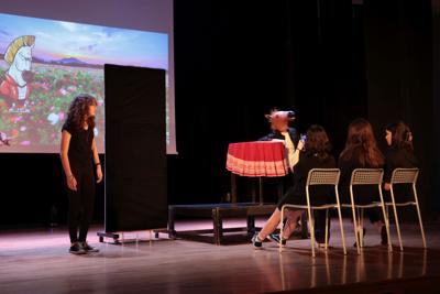 Fragment występu teatralnego w ramach LKA Finał Wojewódzki TEATR 2024 - scena triumfu konia.