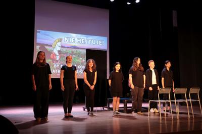 Fragment występu teatralnego w ramach LKA Finał Wojewódzki TEATR 2024 - aktorzy w ukłonie do publiczności.