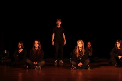 Fragment występu teatralnego w ramach LKA Finał Wojewódzki TEATR 2024 - scena monologu.
