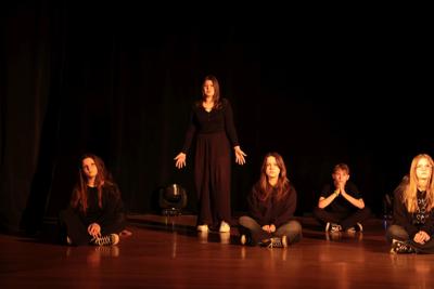Fragment występu teatralnego w ramach LKA Finał Wojewódzki TEATR 2024 - scena monologu.