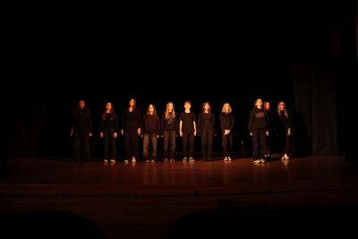 Fragment występu teatralnego w ramach LKA Finał Wojewódzki TEATR 2024 - ukłon grupy 11 aktorów.