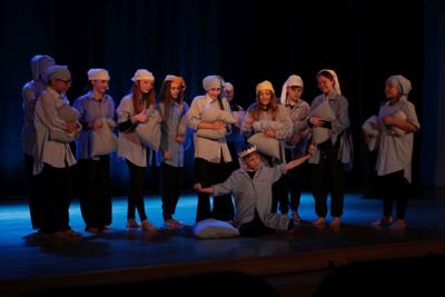 Fragment występu teatralnego w ramach LKA Finał Wojewódzki TEATR 2024 - scena przebudzenia się króla.