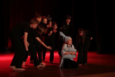 Fragment występu teatralnego w ramach LKA Finał Wojewódzki TEATR 2024 - scena, w której królewnę prześladują senne koszmary.