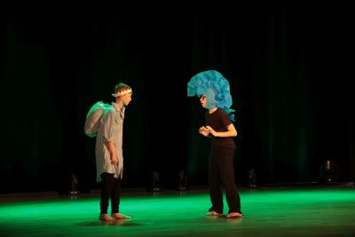 Fragment występu teatralnego w ramach LKA Finał Wojewódzki TEATR 2024 - scena spotkania króla z jaszczurką.