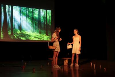 Fragment występu teatralnego w ramach LKA Finał Wojewódzki TEATR 2024 - rozmowa głównych bohaterek w lesie.