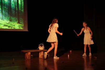 Fragment występu teatralnego w ramach LKA Finał Wojewódzki TEATR 2024 - kłótnia głównych bohaterek w lesie.