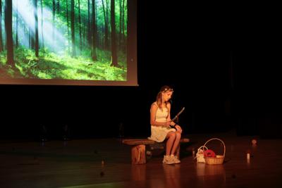 Fragment występu teatralnego w ramach LKA Finał Wojewódzki TEATR 2024 - jedna z postaci zostaje sama, przemyślenia.