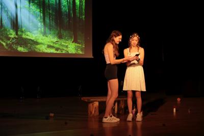 Fragment występu teatralnego w ramach LKA Finał Wojewódzki TEATR 2024 - scena finałowa, w której bohaterki rozmawiają i dochodzą do zgody.