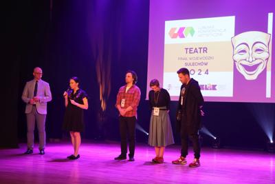 LKA Finał Wojewódzki TEATR 2024 - na scenie pani dyrektor SDK w Sulechowie, wiceburmistrz Sulechowa i Rada Artystyczna.