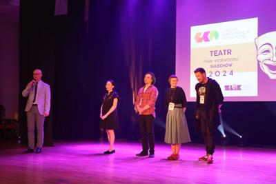 LKA Finał Wojewódzki TEATR 2024 - na scenie pani dyrektor SDK w Sulechowie, wiceburmistrz Sulechowa i Rada Artystyczna.