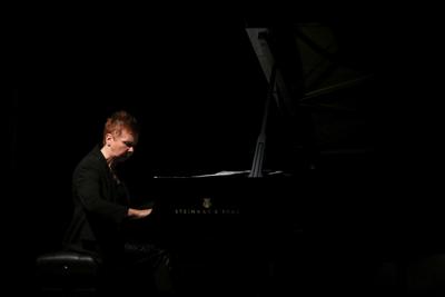 Pianistka podczas spektaklu teatralnego.