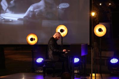 Koncert plenerowy Wojciecha Janiaka.