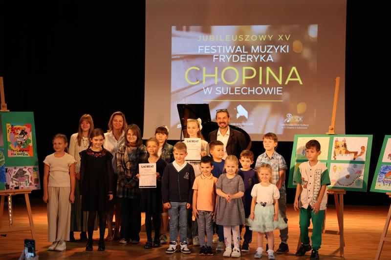 Laureaci konkursu plastycznego na scenie.