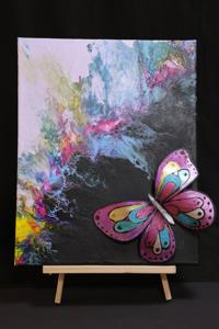 obraz motyl w technice pouringu