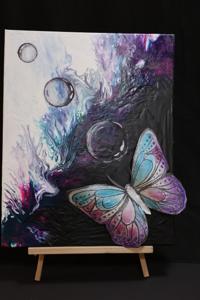obraz motyl w technice pouringu