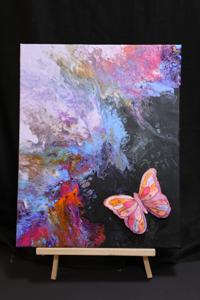 obraz motyl w technice pouringu