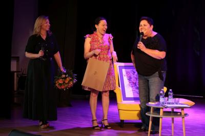 Dyrektor SDK w Sulechowie Agnieszka Łukasznko-Woźnica dziękuje Dorocie Wellman