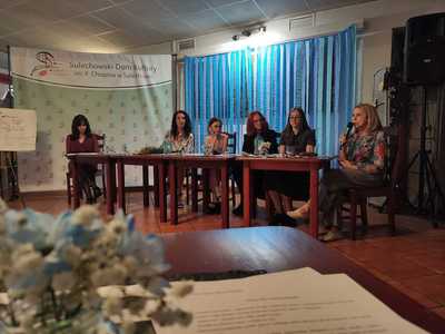 Wieczorek Literacki w ramach Dni Sulechowa 2022, rozmowa z uczestniczkami zajęć sekcji literackiej.
