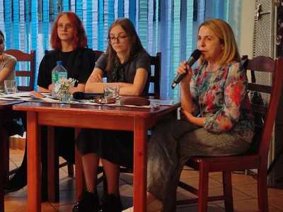 Wieczorek Literacki w ramach Dni Sulechowa 2022, rozmowa z uczestniczkami zajęć sekcji literackiej.