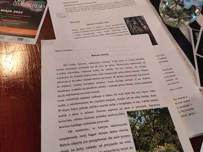 Wieczorek Literacki w ramach Dni Sulechowa 2022, wydruki opowiadań napisanych przez uczestniczki sekcji literackiej SDK w Sulechowie.