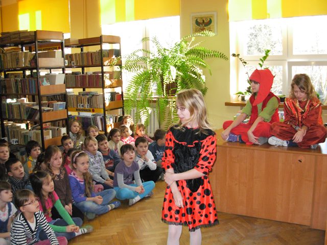 uczniowie podczas lekcji bibliotecznej