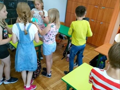 uczniowie podczas zajęć