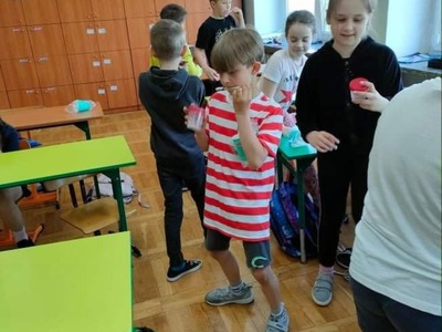 uczniowie podczas zajęć