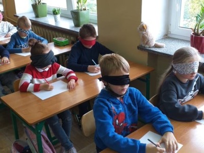 uczniowie podczas zajęć