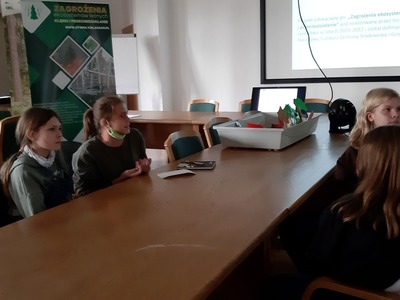 uczniowie podczas zajęć