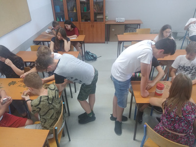 uczniowie podczas zajęć