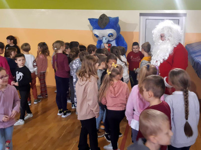 uczniowie z Mikołajem i maskotką wojskową