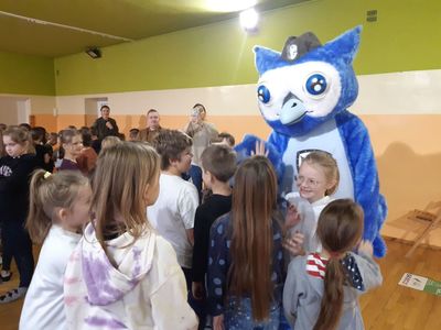 uczniowie z Mikołajem i maskotką wojskową