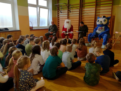 uczniowie z Mikołajem i maskotką wojskową